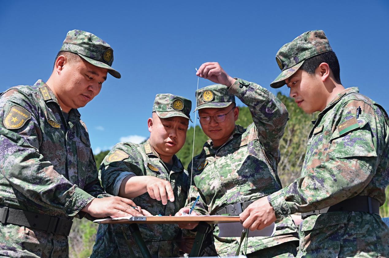 _軍分區(qū)組織全區(qū)軍官、文職人員開展野外識圖用圖訓(xùn)練 (1)